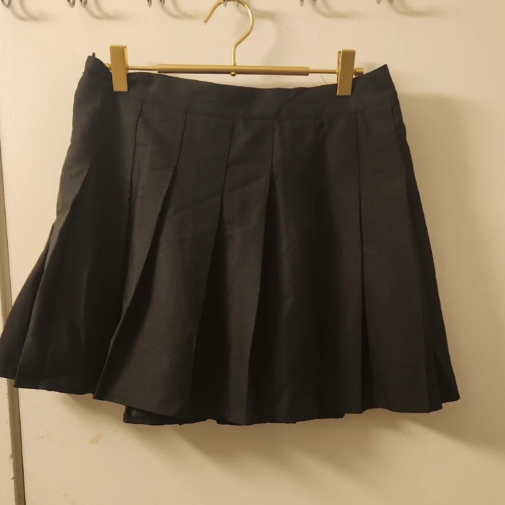 Classic Black Pleated Skirt 16/18